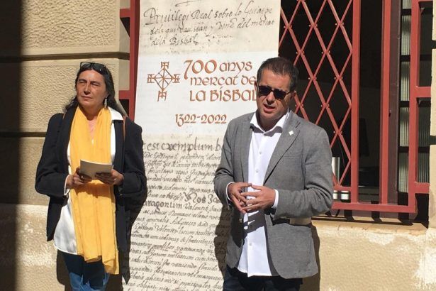 Presentació de l'exposició davant l'Ajuntament Velll
