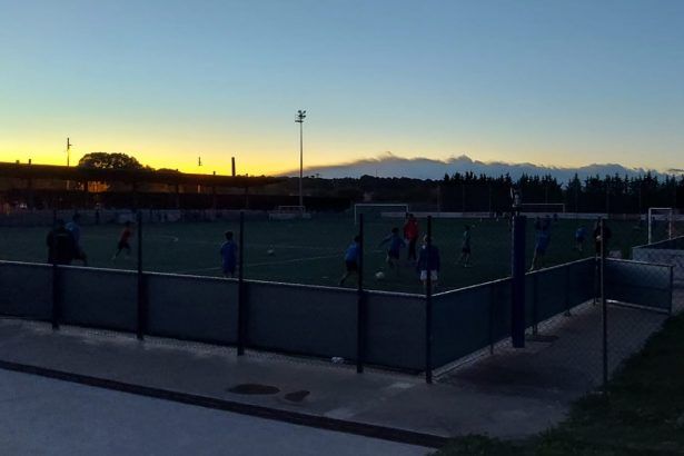 El camp de futbol, a les fosques