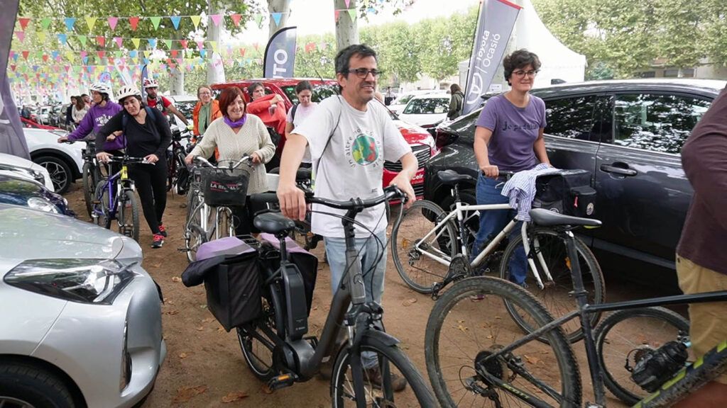 Pedalada a la fira de cotxes