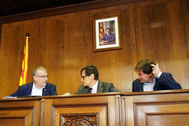 Salvador Illa amb el seu retrat a la sala de plens